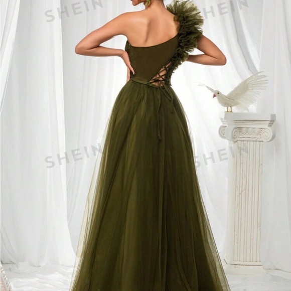 Elegant Olive Green One-Shoulder Evening Dress - Picture 2 of 6